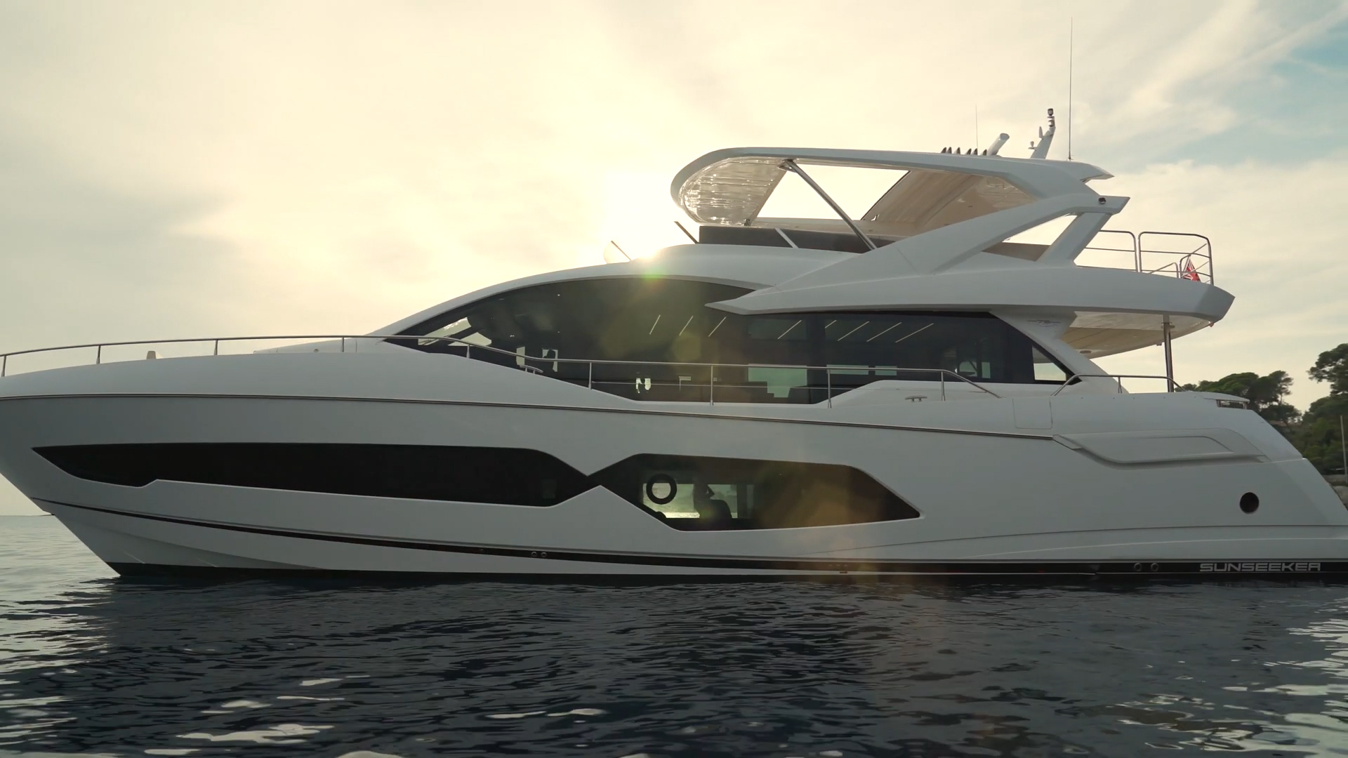 300万美元的度假玩具,Sunseeker 76飞桥游艇